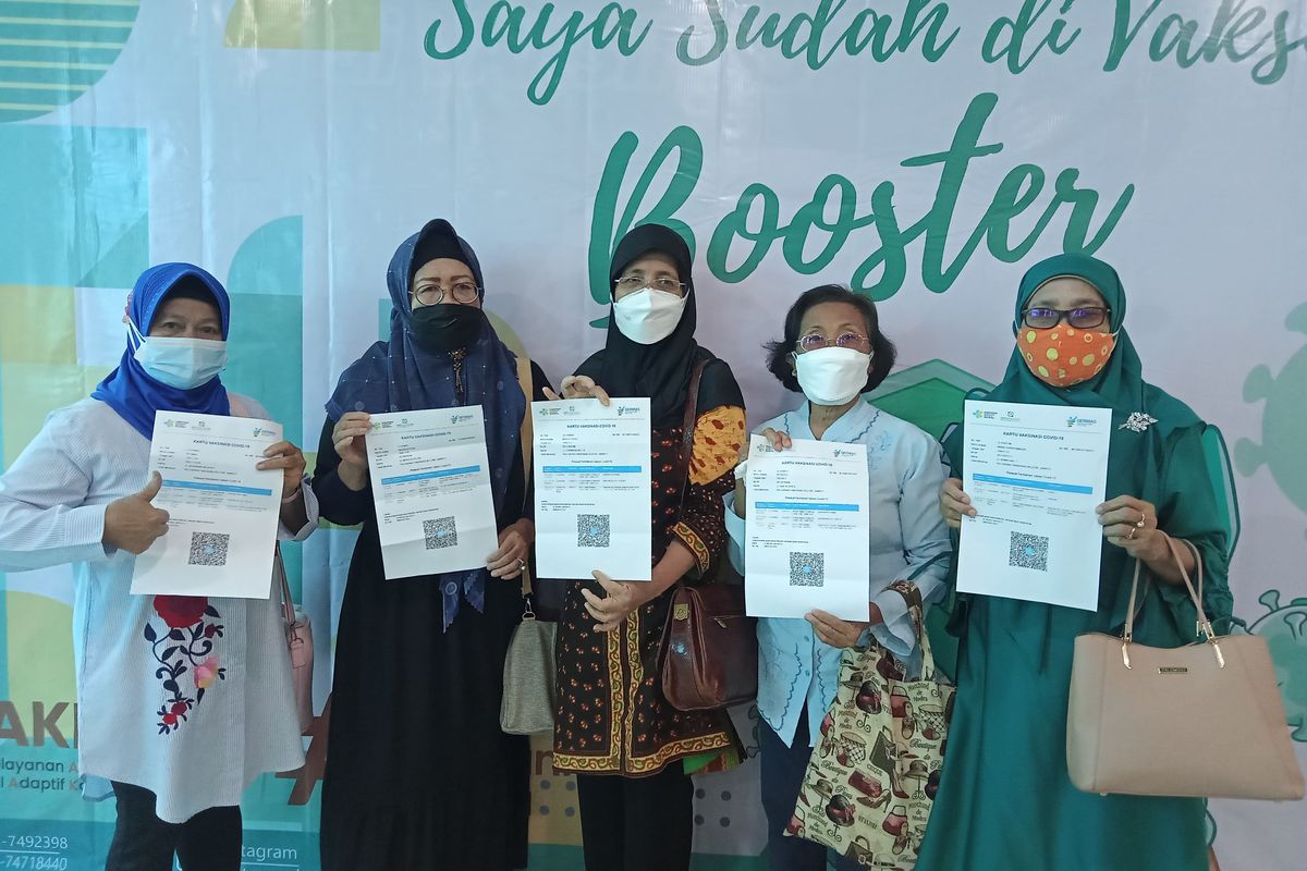 Ekspresi Bersyukur Warga Pasca Disuntik Vaksinasi Booster di RSUD Tangerang Selatan, Rabu (12/1/2022).