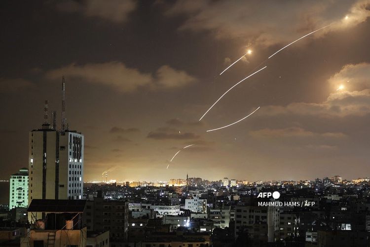 Roket yang diluncurkan dari Jalur Gaza, yang dikendalikan oleh gerakan Hamas Palestina, dicegat oleh sistem pertahanan udara Iron Dome Israel pada Rabu (12/5/2021).