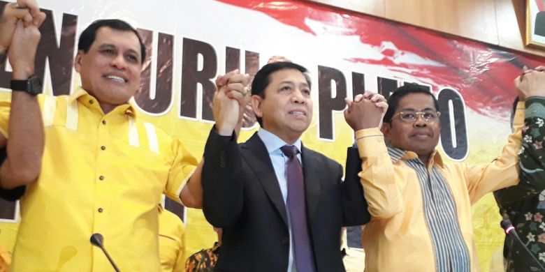 Ketua Harian DPP Partai Golkar Nurdin Halid (kiri foto), Ketua Umum Partai Golkar Setya Novanto (tengah foto), dan Sekjen Partai Golkar Idrus Marham (kanan foto) usai rapat pleno di DPP Golkar, di Jalan Anggrek Neli, Jakarta Barat, Selasa (18/7/2017).