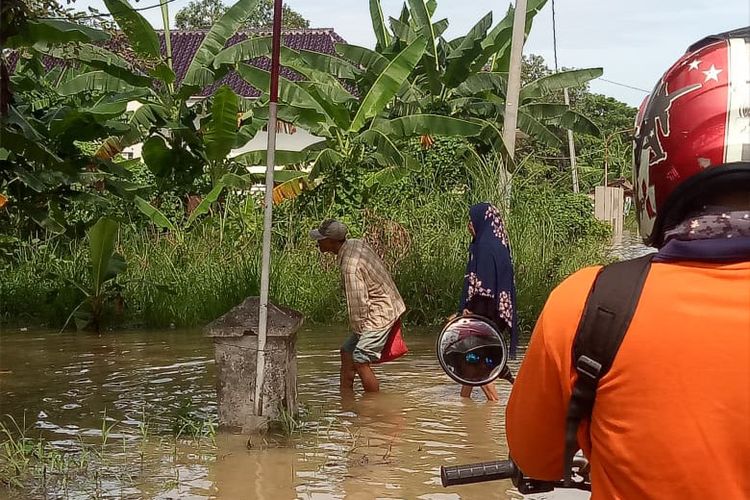 Banjir mulai melanda sejumlah daerah di Kabupaten Gresik, meski kebanyakan air masih menggenangi jalan poros desa.