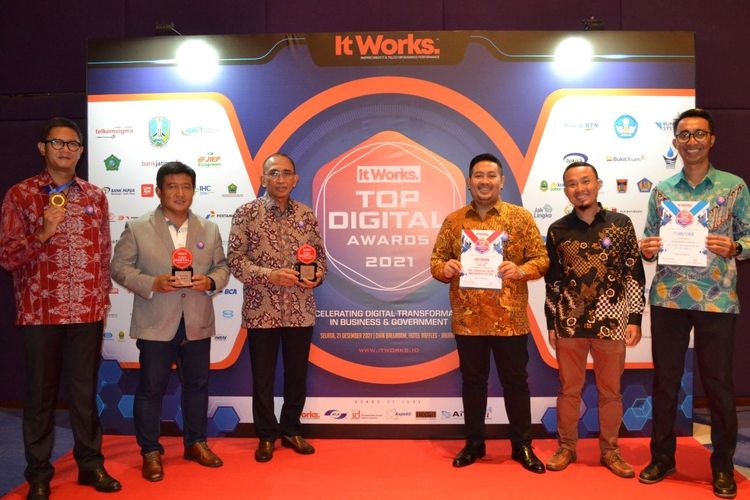 Anak Usaha PT Elnusa Tbk Elnusa Petrofin (EPN) meraih dua penghargaan dalam di ajang kompetisi TOP Digital Awards 2021 yang diselenggarakan Majalah It Works di Ballroom Hotel Raffles Kuningan Jakarta, Selasa (21/12/2021).
