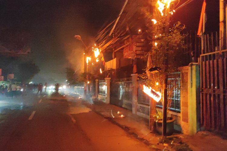 Suasana saat kabel PT Telkom Indonesia di Sangiang Jaya, Periuk, Kota Tangerang, terbakar pada Rabu (15/6/2022).