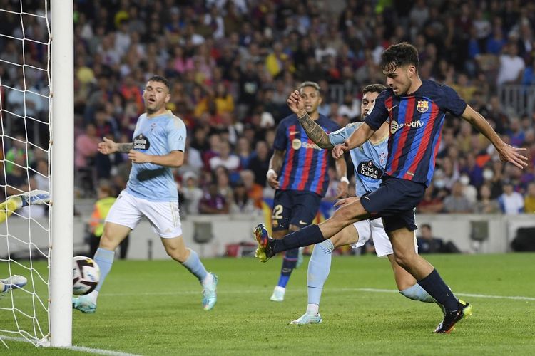 Pedri (kanan) mencetak gol dalam pertandingan Barcelona vs Celta Vigo pada lanjutan Liga Spanyol 2022-2023 di Stadion Camp Nou, Senin (10/10/2022) dini hari WIB. (Foto oleh Josep Lago/AFP). 