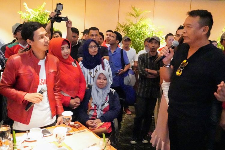 Calon Gubernur Jawa Barat nomor urut 2 Tubagus Hasanudin menghadiri kegiatan ngopi bareng Generasi Milenial di salah satu pusat perbelanjaan di Kota Bekasi, Senin (23/4/2018).
