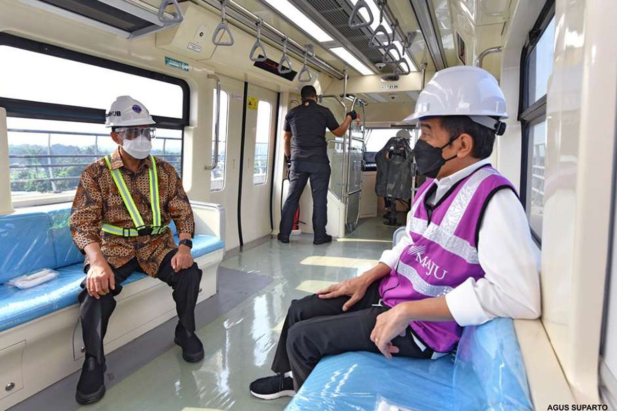 Presiden Joko Widodo (kanan) bersama Menteri Perhubungan Budi Karya Sumadi meninjau Stasiun Light Rail Transit (LRT) Taman Mini Indonesia Indah (TMII), Rabu (9/6/2021). Dalam kunjungan itu, Presiden menjelaskan perkembangan pembangunan LRT yang sudah mencapai 84,7 persen.