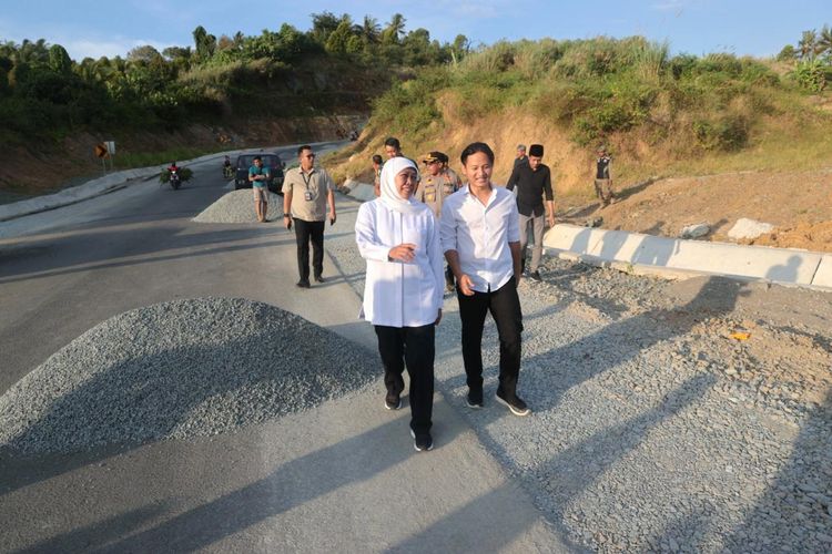 Gubernur Jawa Timur Khofifah Indar Parawansa saat meninjau Jalur Lintas Selatan (JLS) di Tulungagung-Trenggalek, Jawa Timur