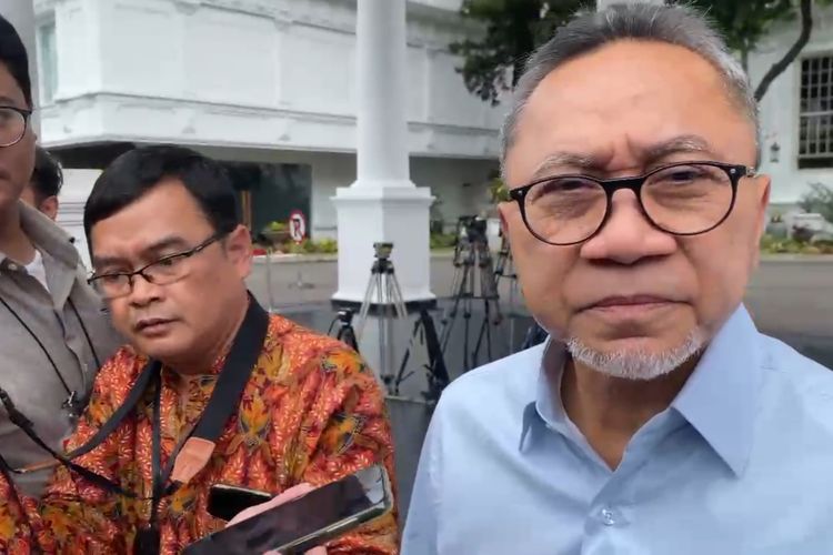 Menteri Perdagangan (Mendag) Zulkifli Hasan usai menghadap ke Presiden Joko Widodo di Istana Kepresidenan, Jakarta, pada Senin (27/11/2023). 