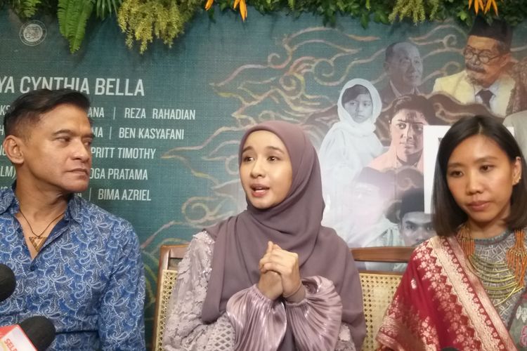 Pemeran film Buya Hamka, aktor Donny Damara dan aktris Laudya Cynthia Bella bersama produser dari Falcon Pictures, Frederica saat jumpa pers pengumuman tanggal perilisan film menjadi 19 April, di kawasan Senayan, Jakarta Pusat, Rabu (12/4/2023).