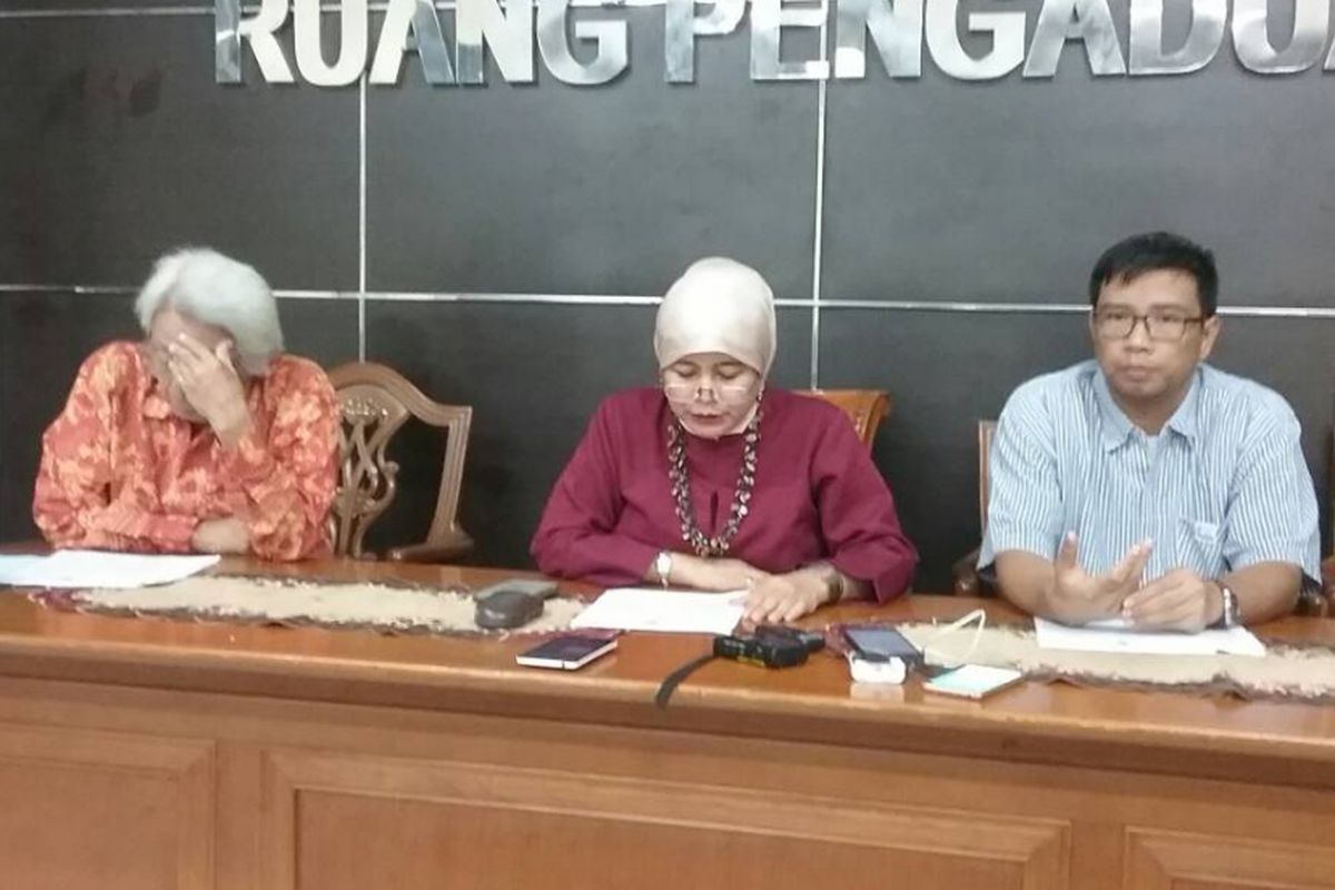 Komisioner Komnas HAM Rhoicatul Aswidah menyampaikan pandangan Komnas HAM terkait RUU KUHP, Jakarta, Rabu (14/6/2017). Komnas HAM khawatir asas extraordinary crimes dalam kejahatan genoside dan kejahatan kemanusiaan bisa tereduksi jika dimasukkan dalam KUHP.