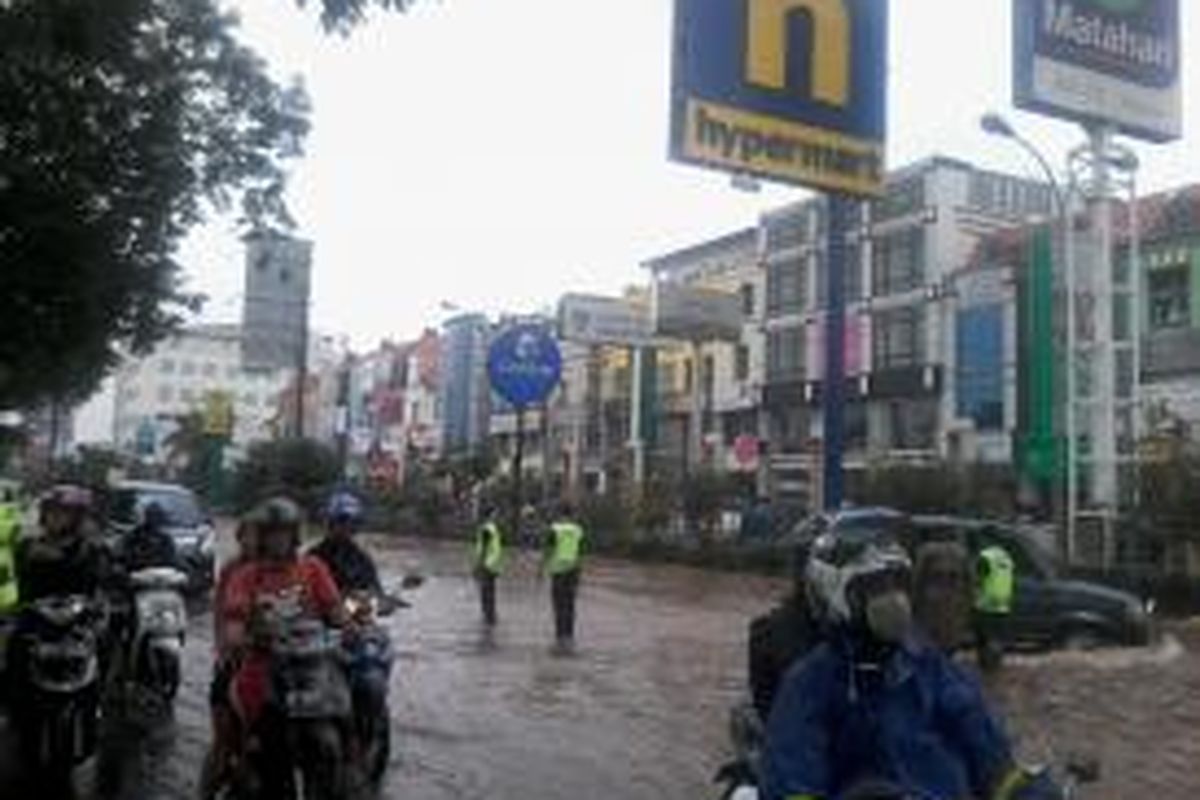 Banjir di Jalan Boulevard Barat, Kelapa Gading Jakarta Utara setinggi 40 cm. Mengakibatkan kemacetan di kawasan perekenomian tersebut.