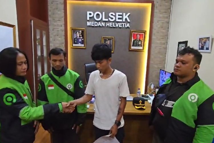 Seorang pria bernama Ari Tio Pilus Simatupang (25) berdamai dengan driver ojek online, Juliana (48), soal orderan fiktif di Polsek Helvetia pada Senin (1/7/2024) malam.