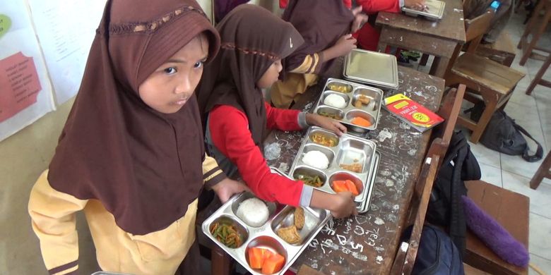 Kronologi dan Penyebab Murid SD Keracunan Usai Santap Makan Bergizi Gratis - Kompas.com