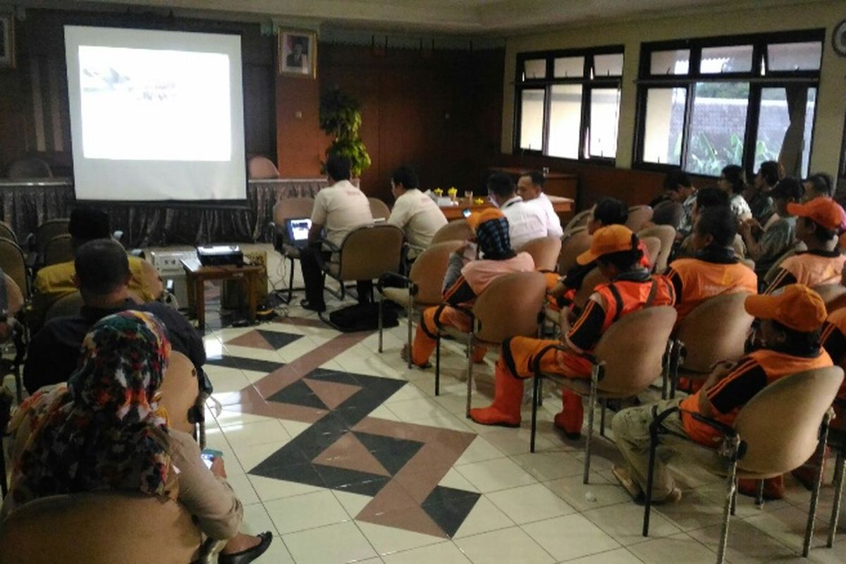 Suasana nonton bareng pelantikan Gubernur dan Wakil Gubernur DKI Jakarta Anies Baswedan-Sandiaga Uno, di Kantor Kelurahan Lebak Bulus, Jakarta Selatan, Senin (16/10/2017).