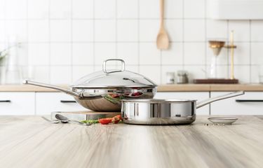 Ilustrasi peralatan dapur stainless steel.