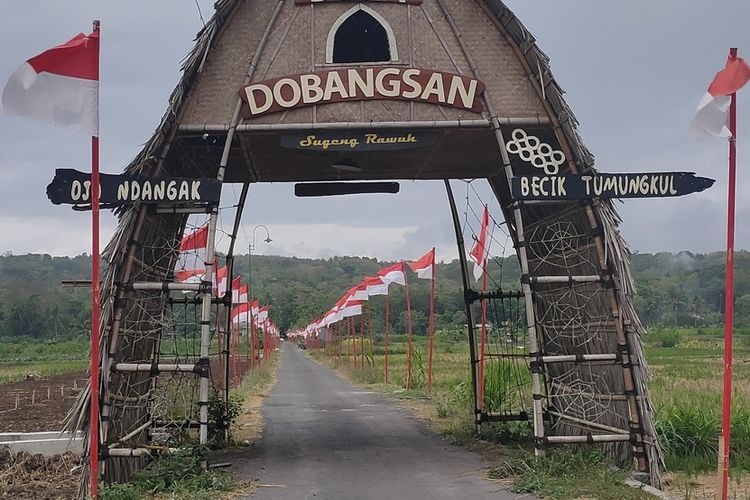 Bendera Merah Putih berbaris membelah areal sawah Pedukuhan Dobangsan, Kalurahan Giripeni, Kapanewon Wates, Kabupaten Kulon Progo, Daerah Istimewa Yogyakarta. Ribuan bendera berdiri di kawasan pedukuhan ini setiap Agustus.