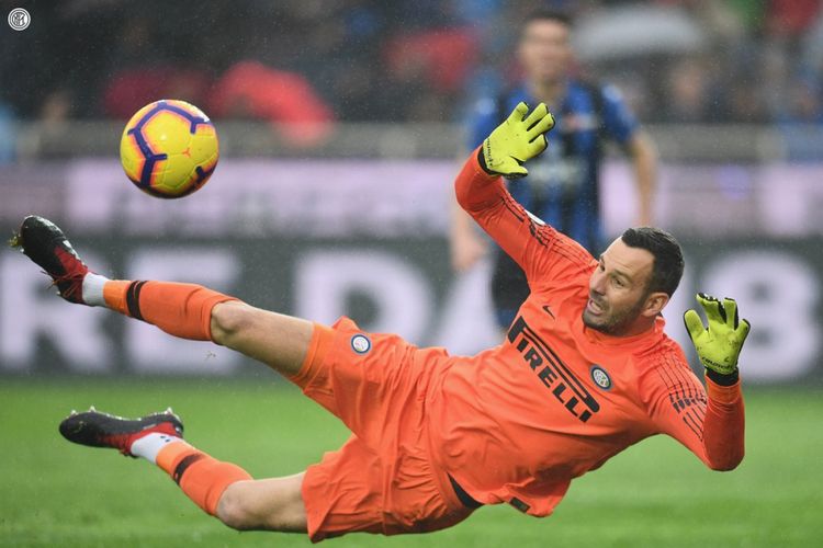 Kiper Inter Milan, Samir Handanovic, menahan tendangan pemain Atalanta pada pertandingan Liga Italia di Bergamo, 11 November 2018. 