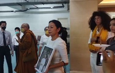 Penyanyi Dewi Lestari dan anaknya, Keenan Avalokita Kirana, di Grand Heaven Pluit, Jakarta Utara pada Kamis (8/9/2022). 
