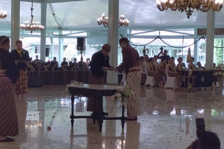 Wali Kota Solo, Gibran Rakabuming Raka mengucapkan terimakasih secara langsung kepada KGPAA Mangkunegara X di hadapan para tamu undangan yang hadir. Setelah mendapat gelar Kajeng Pangeran Haryo (KPH) dari Pura Mangkunegaran, Kota Solo, Jawa Tengah.