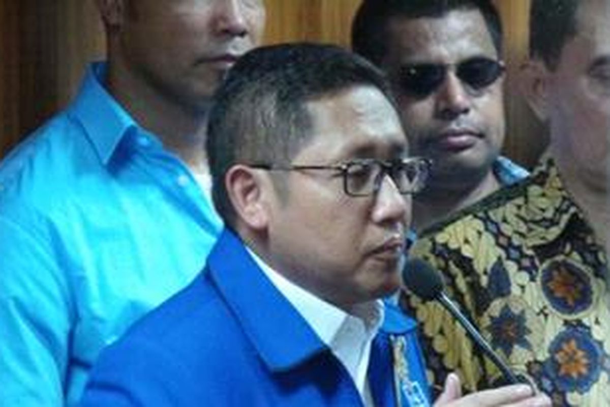 Ketua Umum DPP Partai Demokrat Anas Urbaningrum saat menyampaikan sikap pengunduran dirinya di kantor DPP Partai Demokrat, di Jakarta, Sabtu (23/2/2013).