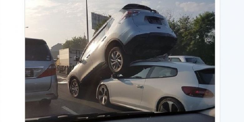 Tabrakan beruntun di tol bintaro yang melibatkan mobil VW Scirocco dengan Nissan Xtrail.