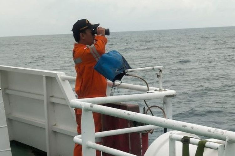 Upaya pencarian korban KM Teman Niaga oleh Basarnas yang mengerahkan kapal KN SAR Laksmana 241. 