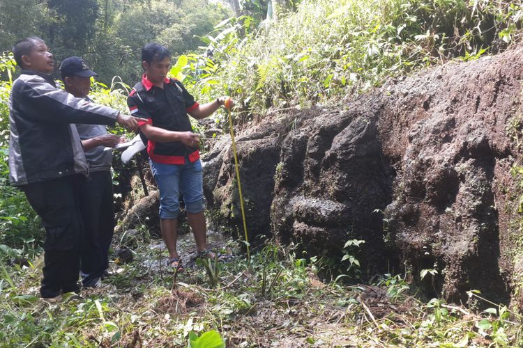 Petugas dari Balai Pelestarian Cagar Budaya Trowulan Jawa Timur saat mengukur temuan situs purbakala di Dusun Nanasan, Desa Ngawonggo, Kecamatan Tajinan, Kabupaten Malang, Selasa (25/4/2017)