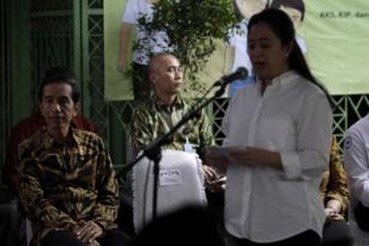 Menteri Koordinator Pembangunan Manusia dan Kebudayaan, Puan Maharani, memberikan sambutan disaksikan Presiden Joko Widodo, di depan warga yang akan menerima Kartu Indonesia Sehat di Jakarta Timur, Rabu (13/5/2015).