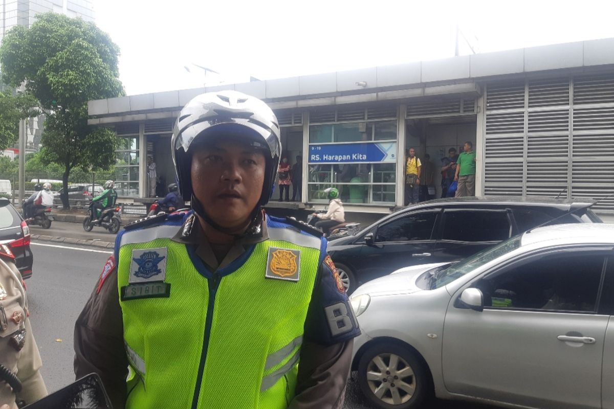 Bripka Sigit Prabowo di depan RS Harapan Kita, Jl. Letjen S. Parman, Jakarta Barat, Jumat (14/2/2020)