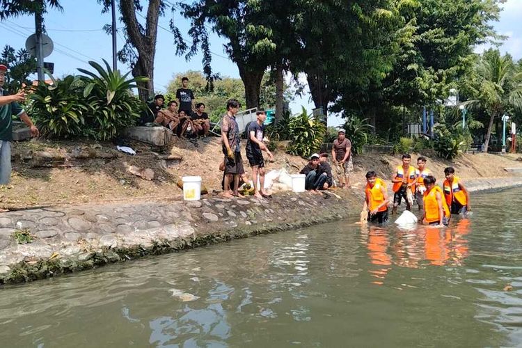 Petugas dari Dinas Lingkungan Hidup Kota Surabaya menegur warga yang membuang limbah hewan kurban ke Sungai Kalimas, Surabaya, Kamis (29/6/2023).