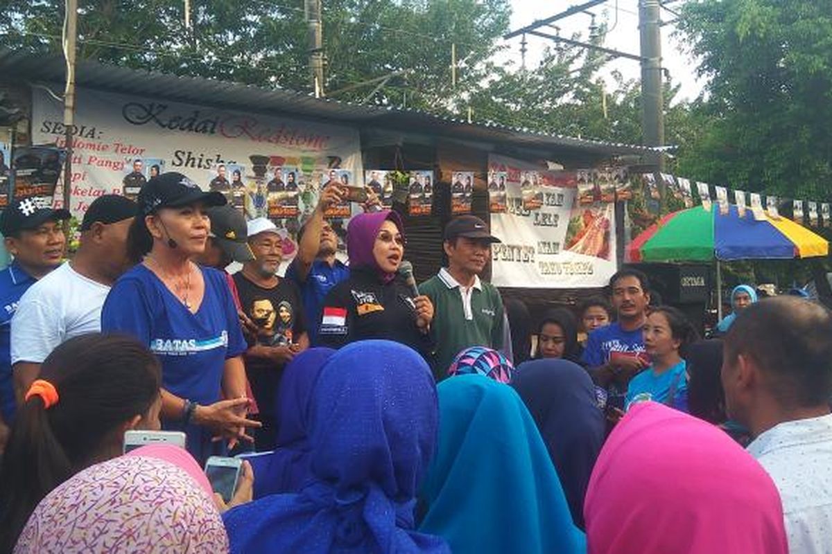 Calon wakil gubernur DKI Jakarta Sylviana Murni berkampanye di Gang Arab, Pasar Minggu, Jakarta Selatan, Minggu (22/1/2017). 