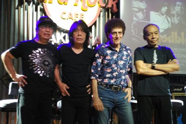 Personel grup band God Bless (dari kiri ke kanan): Abadi Soesman (keyboard), Ian Antono (gitar), Ahmad Albar (vokal), dan Donny Fattah Gagola (bas), diabadikan usai jumpa pers konser MusikuKeren: Panggung Sandiwara God Bless, di Hard Rock Cafe, Pacific Place, Sudirman, Jakarta Selatan, Senin (3/8/2015).