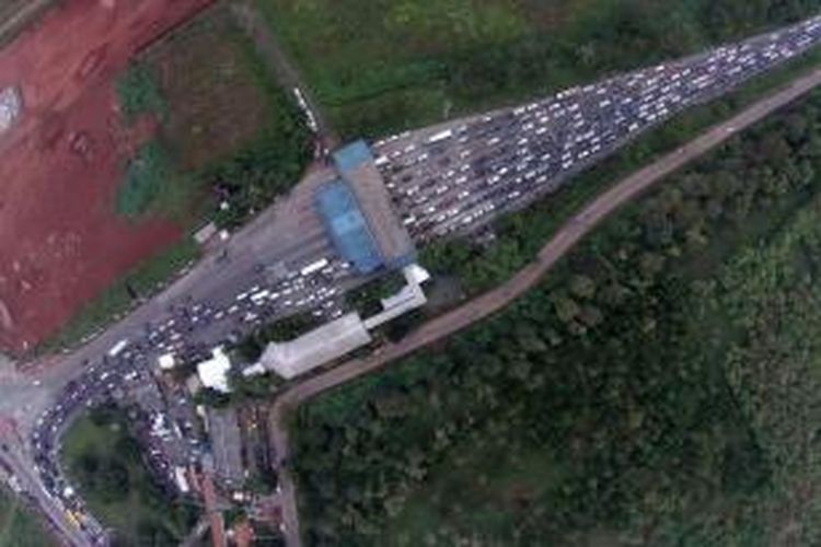 Kemacetan panjang terjadi di pintu keluar tol Cikampek hingga Simpang Jomin, Karawang, Jawa Barat, Jumat (25/7/2014). Puncak arus mudik Lebaran 2014 diperkirakan terjadi hari ini. 