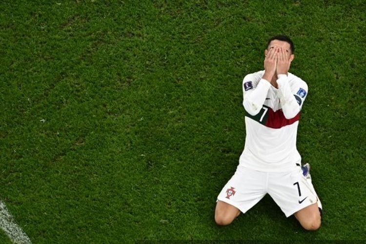 Penyerang timnas Portugal Cristiano Ronaldo menutupi wajahnya dengan tangan usai kalah 0-1 dari Maroko pada laga perempat final Piala Dunia 2022 di Stadion Al Thumama, Doha, Qatar, Sabtu  (10/12/2022) malam WIB.
