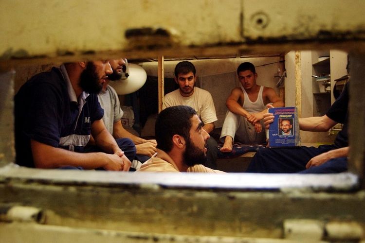 Tahanan Palestina di Penjara Ashkelon Israel 2004