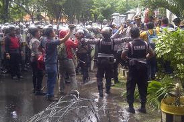 Polisi bubarkan aksi di depan kantor KPU Jatim.