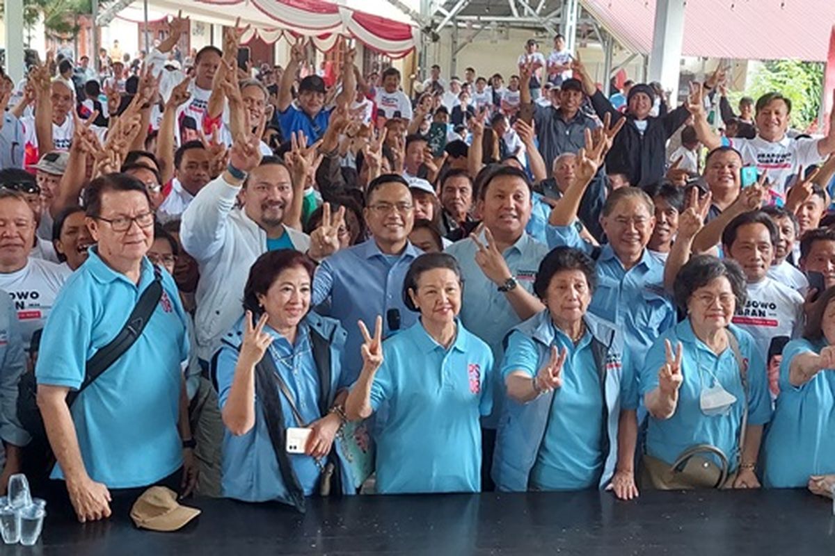 Tampak Kakak Prabowo Subianto, Ibu Biantiningsih Djiwandono Sigar dan Ibu Maryani Djojohadikusumo Sigar bersama Keluarga Besar Sigar-Maengkom dan Pemuda Sulut Binaan Prabowo di Hambalang bersama Keluarga Besar, Relawan, serta Warga di Langowan-Tondano Minahasa Sulut, Minggu (14/01/2024).
