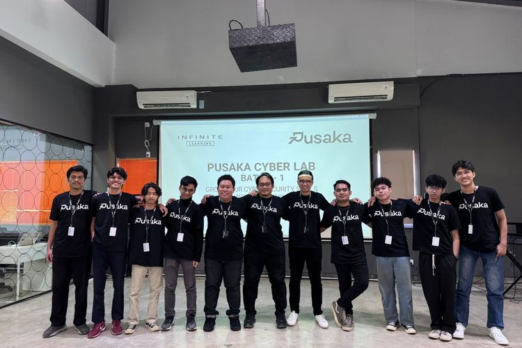 Para mahasiswa terpilih mengikuti pelatihan di Pusaka Cyber Lab, Batam