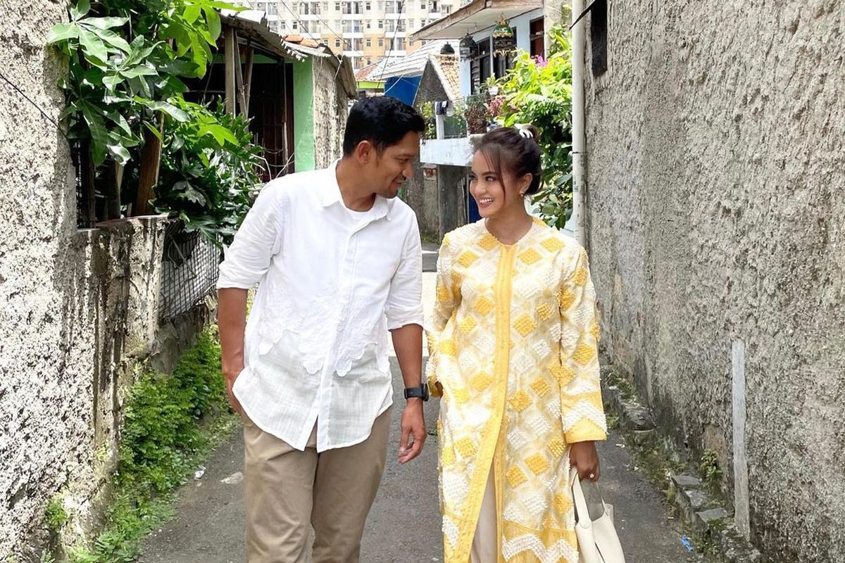 Unggahan Instagram Ririn Ekawati yang tengah berpose bersama suaminya, Ibu Jami (kiri), pada Sabtu (5/3/2022).