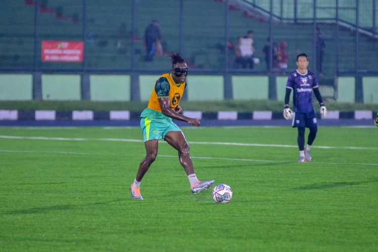 Bek Persib Bandung Victor Igbonefo dalam latihan tim di Stadion Siliwangi Bandung, Senin (7/11/2022) dalam masa penghentian Kompetisi Liga 1 2022-2023.