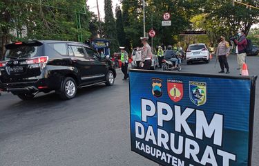 Satlantas Polres Demak Jawa Tengah memeriksa setiap kendaraan yang masuk ke Kota Demak saat melakukan penyekatan di pertigaan Bogorame Jalan Sultan Fatah Demak, Selasa (6/7/2021) sore.