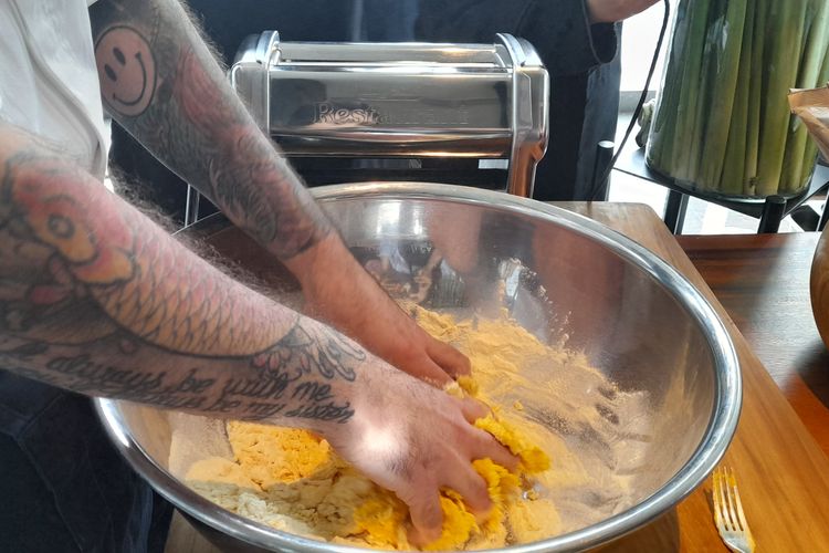 Chef Luca Cappellato saat membuat adonan pasta dengan metode tradisional di Park Hyatt Jakarta. 