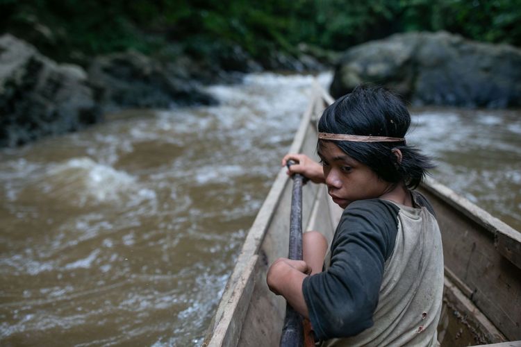 Kapa bocah suku Punan Batu memandu perahu membelah Sungai Sajau, Kecamatan Tanjung Palas Timur, Kabupaten Bulungan, Kalimantan Utara, Selasa (30/5/2023). Suku Punan Batu menjadi suku terakhir di Kalimantan yang masih berburu dan meramu serta hidup berpindah-pindah tempat tinggal. Pemerintah Kabupaten Bulungan memberikan surat keputusan pengakuan Suku Punan Batu sebagai Masyarakat Hukum Adat.