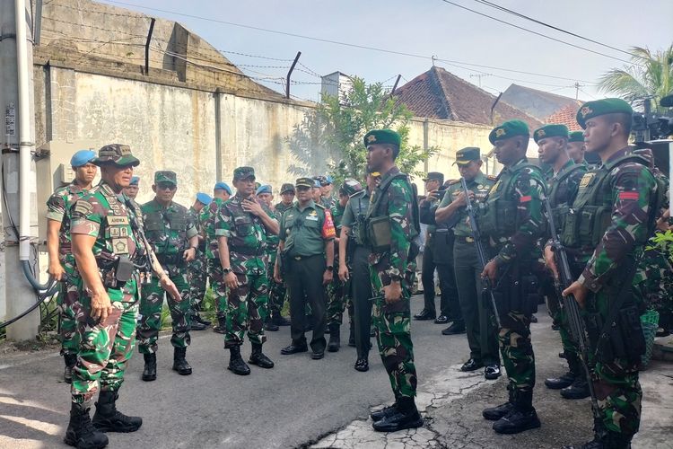 Panglima TNI Jenderal Andika Perkasa melakukan pengecekan di Rumah Dinas Wali Kota, Loji Gandrung serta gang-gang kampung di Kota Solo, Jawa Tengah.