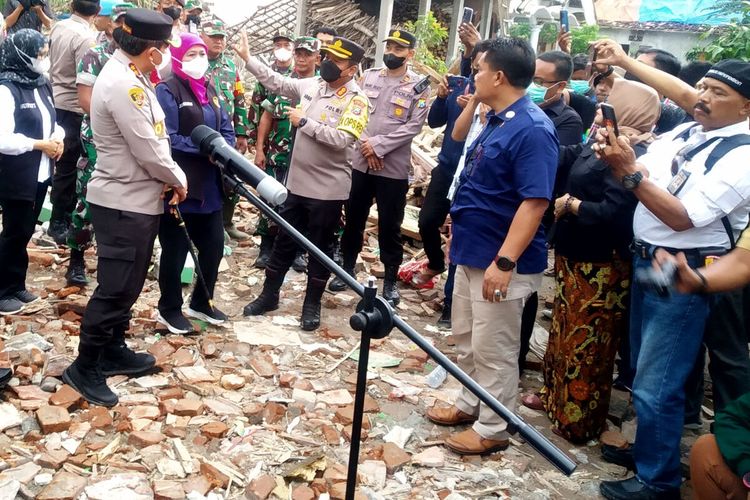 Kapolda Jatim Irjen Pol Toni Hermanto memberikan keterangan pers bersama Gubernur Jawa Timur Khofifah Indar Parawansa di lokasi terjadinya ledakan di Dusun Sadeng, Desa Karangbendo, Kecamatan Ponggok, Kabupaten Blitar, Selasa (21/2/2023)