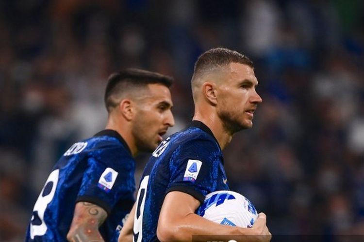 Penyerang Inter Milan, Edin Dzeko (kanan), berselebrasil seusai mencetak gol dalam pertandingan Serie A antara Inter vs Atalanta, di Stadion San Siro, Sabtu (25/9/2021). 