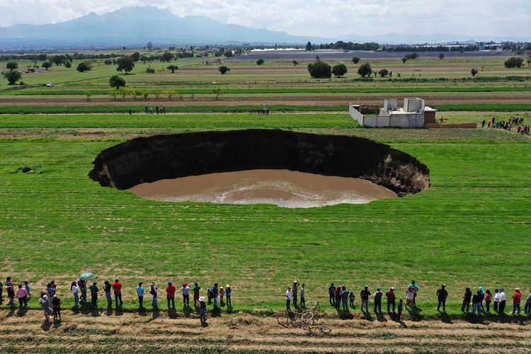 Penampakan dari atas, lubang yang ditemukan oleh petani di ladang tanaman di Santa Maria Zacatepec, negara bagian Puebla, Meksiko, pada 01 Juni 2021.