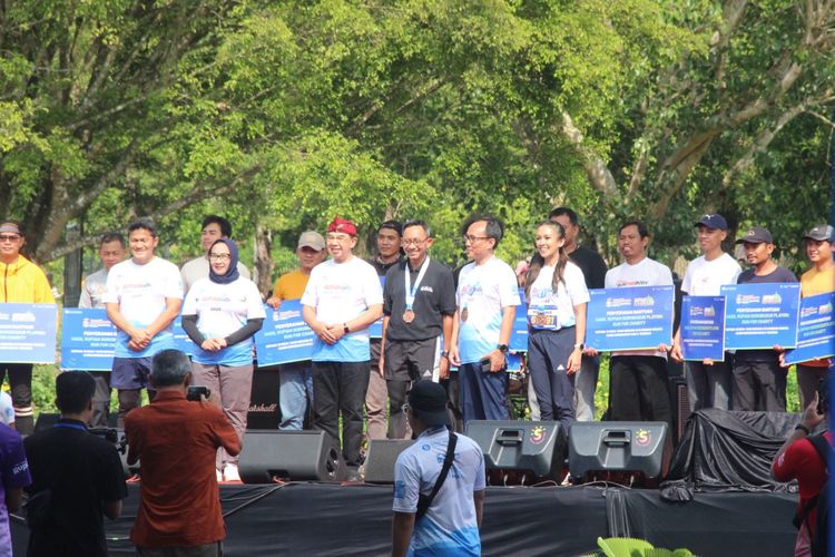 Penyerahan simbolis donasi dari ajang Rupiah Borobudur Playon: Run for Charity, rangkaian dari Angkringan Digital 2023 yang digelar Kantor Perwakilan Bank Indonesia Provinsi Jawa Tengah, Sabtu (8/7/2023). 