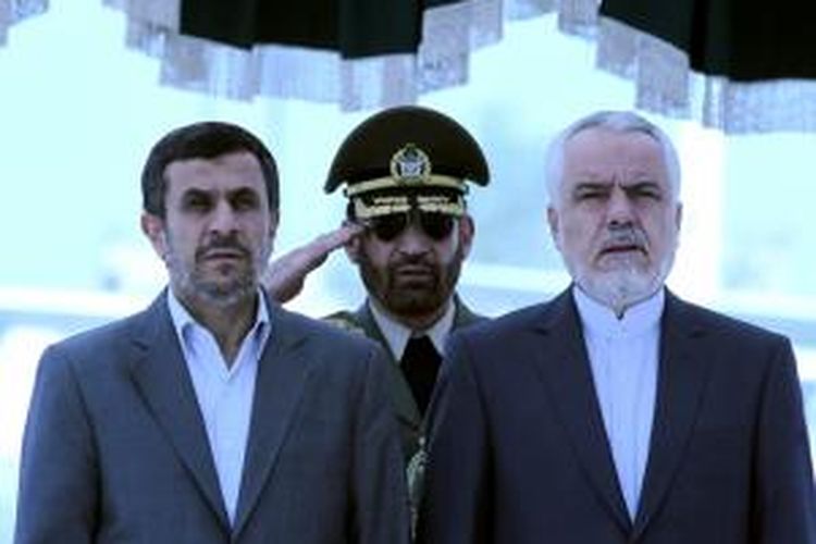 Mohammad Reza Rahimi, saat masih menjadi wakil presiden bersama Mahmoud Ahmadinejad di sebuah acara kenegaraan.