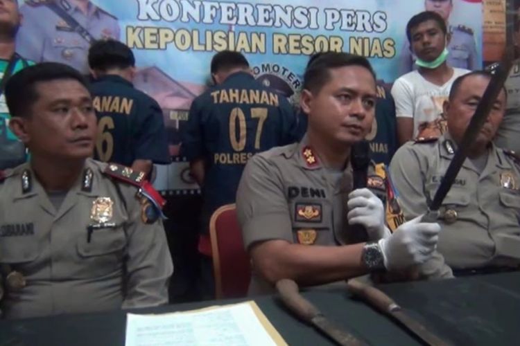 Kapolres Nias AKBP Deni Kurniawan didampingi Wakapolres Nias Kompol Eliama Zalukhu bersama Kapolsek Bawalato Iptu HM Sibarani, saat menyampaikan kasus tindakan penganiayaan hingga tewasnya Benasokhi Zai (41) Kepala Desa Tagaule, Kecamatan Bawalato, Kabupaten Nias, Sumatera Utara, yang terjadi pada hari Senin (1/1/2019) , yang dilakukan oleh AL (40) ayah dari  DL (18) dan OL.