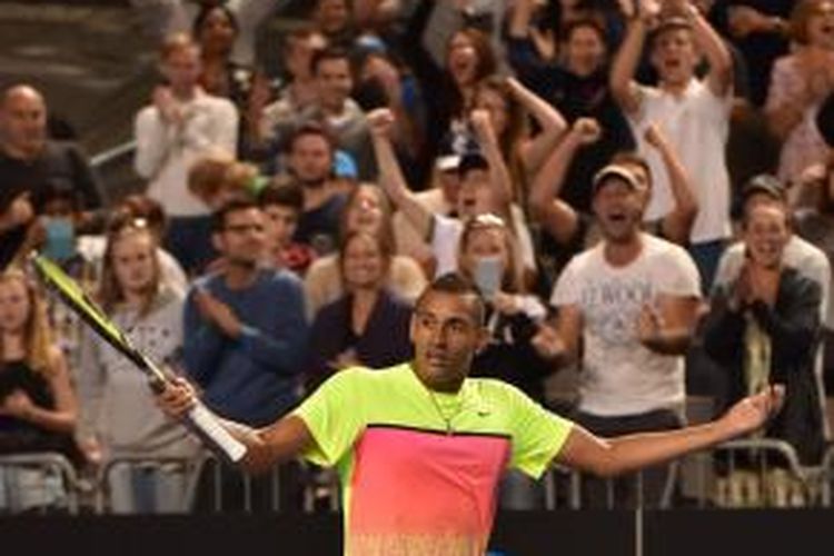 Petenis Australia, Nick Kyrgios, merayakan kemenangan atas petenis Italia, Andreas Seppi, pada babak keempat Australia
Terbuka di Melbourne Park, Minggu (25/1/2015).